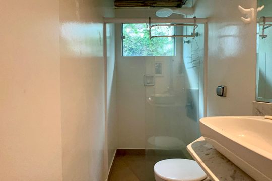 Casa com varanda, 2 quartos, mobiliada. Oportunidades de compra únicas! — Banheiro da Suíte 1