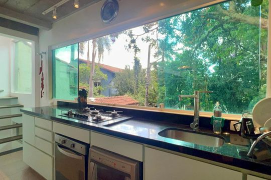 Casa com varanda, 2 quartos, mobiliada. Oportunidades de compra únicas! — Cozinha