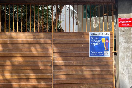 Casa com varanda, 2 quartos, mobiliada. Oportunidades de compra únicas! — Fachada