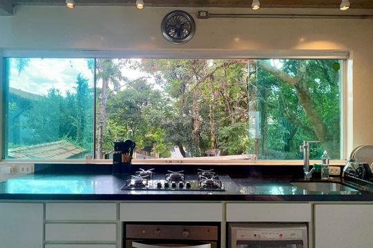 Casa com varanda, 2 quartos, mobiliada. Oportunidades de compra únicas! — Cozinha