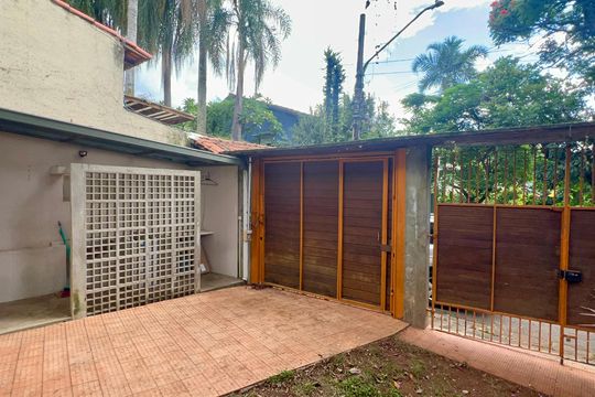 Casa com varanda, 2 quartos, mobiliada. Oportunidades de compra únicas! — Garagem