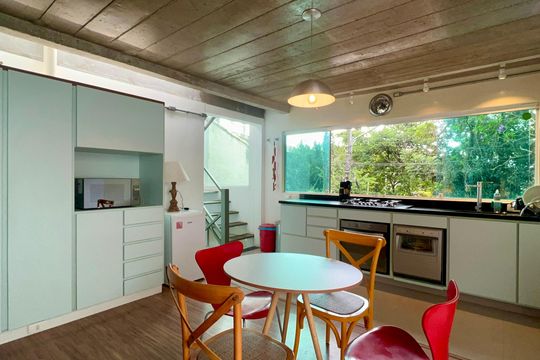 Casa com varanda, 2 quartos, mobiliada. Oportunidades de compra únicas! — Cozinha