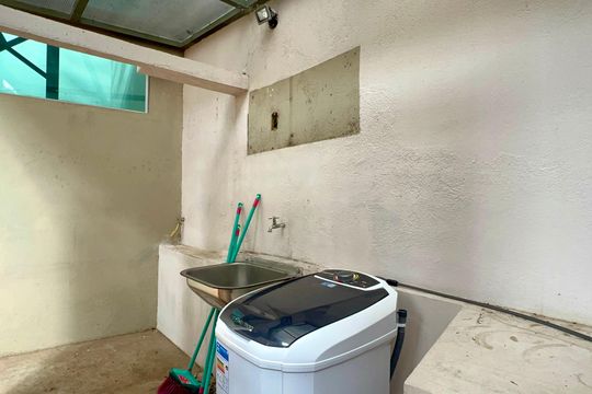 Casa com varanda, 2 quartos, mobiliada. Oportunidades de compra únicas! — Área de Serviço