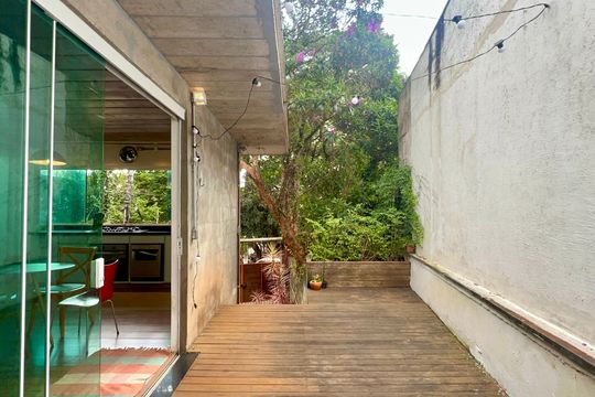 Casa com varanda, 2 quartos, mobiliada. Oportunidades de compra únicas! — Deck