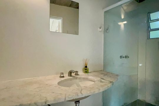 Casa com varanda, 2 quartos, mobiliada. Oportunidades de compra únicas! — Banheiro da Suíte 2