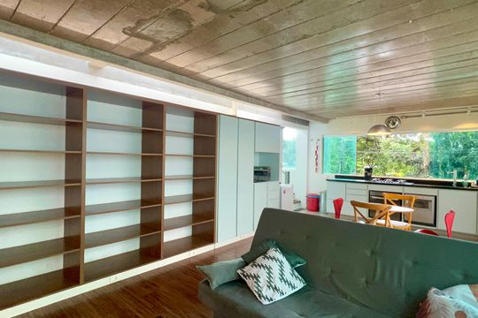 Casa com varanda, 2 quartos, mobiliada. Oportunidades de compra únicas! — Sala