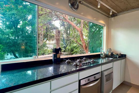 Casa com varanda, 2 quartos, mobiliada. Oportunidades de compra únicas! — Cozinha