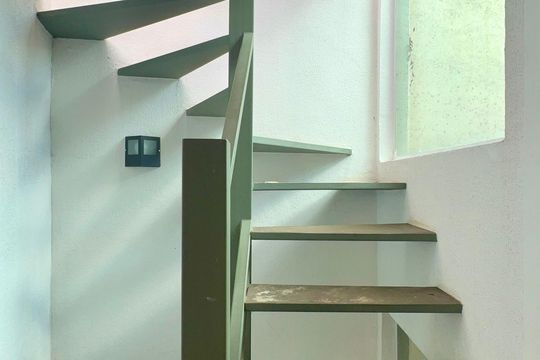 Casa com varanda, 2 quartos, mobiliada. Oportunidades de compra únicas! — Escada