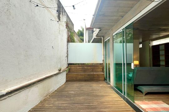 Casa com varanda, 2 quartos, mobiliada. Oportunidades de compra únicas! — Deck