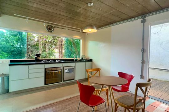 Casa com varanda, 2 quartos, mobiliada. Oportunidades de compra únicas! — Cozinha