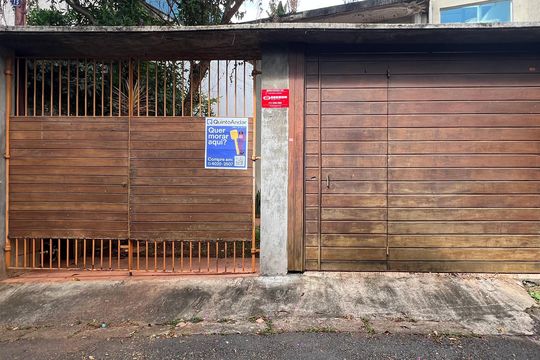 Casa com varanda, 2 quartos, mobiliada. Oportunidades de compra únicas! — Fachada