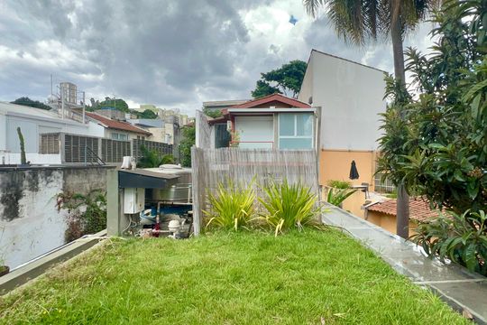 Casa com varanda, 2 quartos, mobiliada. Oportunidades de compra únicas! — Solariun