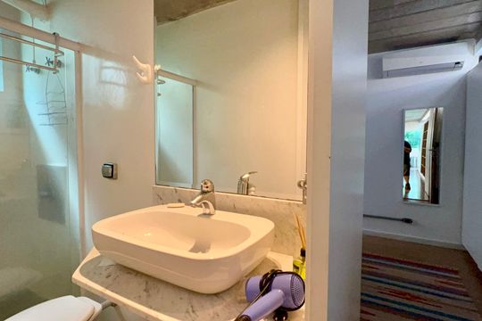 Casa com varanda, 2 quartos, mobiliada. Oportunidades de compra únicas! — Suíte 1