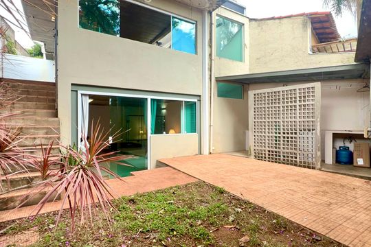 Casa com varanda, 2 quartos, mobiliada. Oportunidades de compra únicas! — Garagem