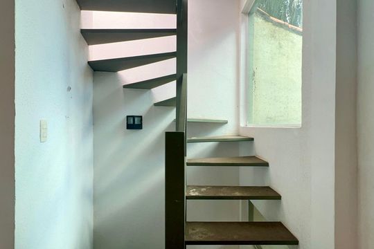 Casa com varanda, 2 quartos, mobiliada. Oportunidades de compra únicas! — Escada