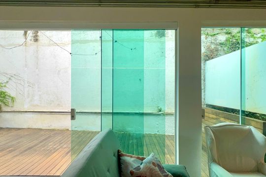 Casa com varanda, 2 quartos, mobiliada. Oportunidades de compra únicas! — Sala