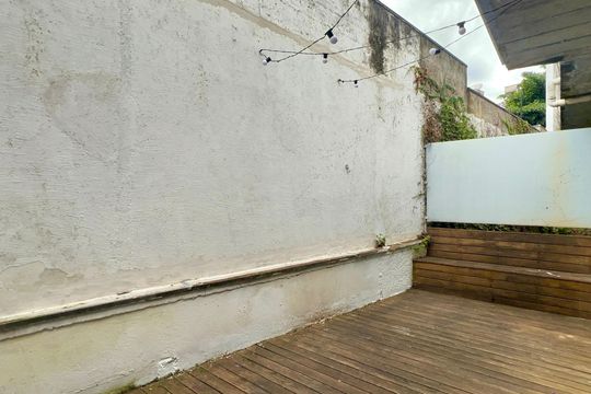 Casa com varanda, 2 quartos, mobiliada. Oportunidades de compra únicas! — Deck
