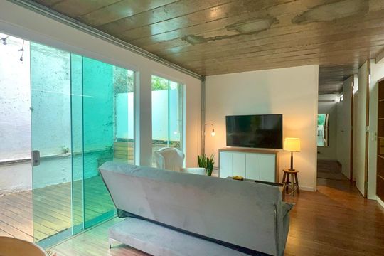 Casa com varanda, 2 quartos, mobiliada. Oportunidades de compra únicas! — Sala
