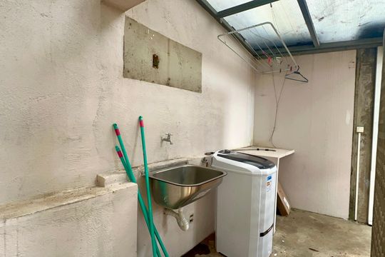Casa com varanda, 2 quartos, mobiliada. Oportunidades de compra únicas! — Área de Serviço