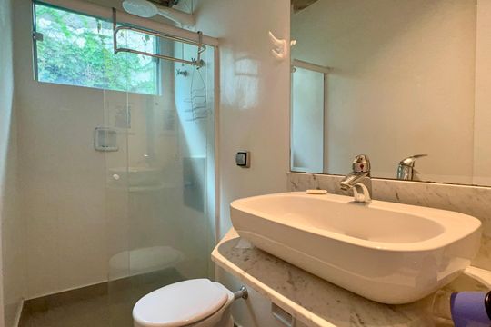 Casa com varanda, 2 quartos, mobiliada. Oportunidades de compra únicas! — Banheiro da Suíte 1