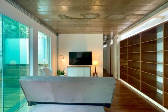 Casa com varanda, 2 quartos, mobiliada. Oportunidades de compra únicas! — Sala