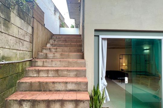 Casa com varanda, 2 quartos, mobiliada. Oportunidades de compra únicas! — Escada Externa