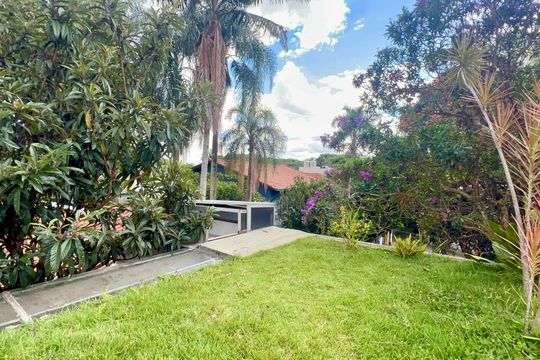 Casa com varanda, 2 quartos, mobiliada. Oportunidades de compra únicas! — Solariun