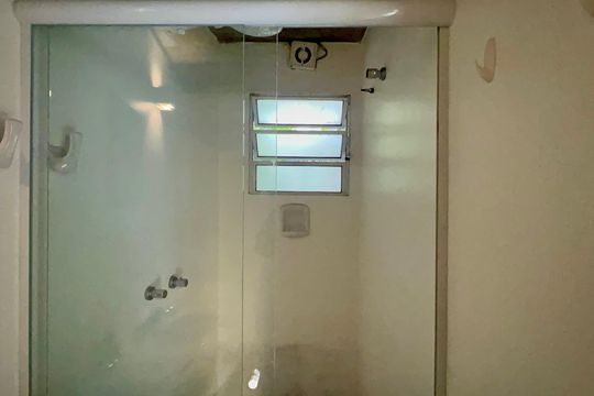 Casa com varanda, 2 quartos, mobiliada. Oportunidades de compra únicas! — Banheiro da Suíte 2