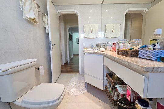 Apartamento com 3 quartos, piscina no condomínio e pode ter animais. Ideal para comprar. — Banheiro da Suíte 1