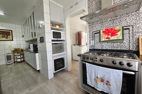 Apartamento com 3 quartos, piscina no condomínio e pode ter animais. Ideal para comprar. — Cozinha