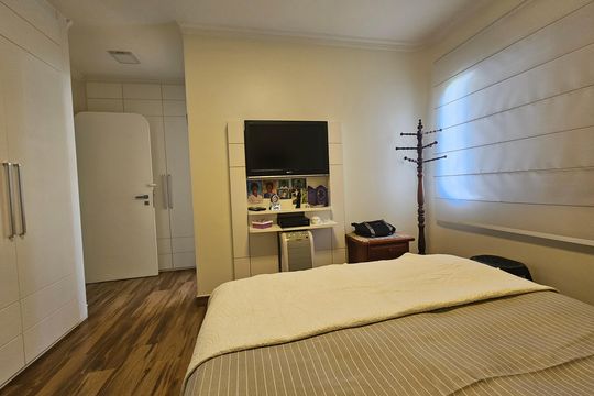 Apartamento com 3 quartos, piscina no condomínio e pode ter animais. Ideal para comprar. — Suíte 1