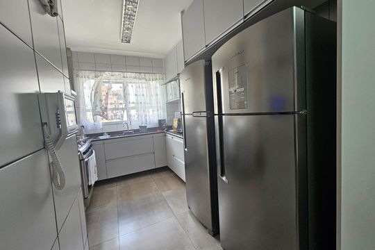 Apartamento com 3 quartos, piscina no condomínio e pode ter animais. Ideal para comprar. — Cozinha