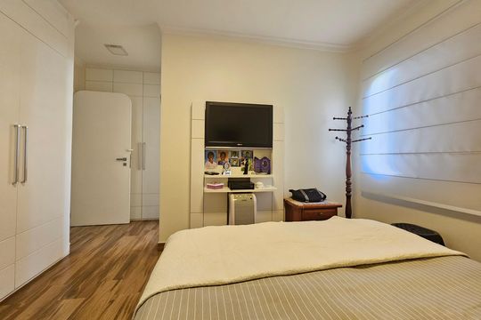 Apartamento com 3 quartos, piscina no condomínio e pode ter animais. Ideal para comprar. — Suíte 1