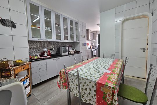 Apartamento com 3 quartos, piscina no condomínio e pode ter animais. Ideal para comprar. — Cozinha