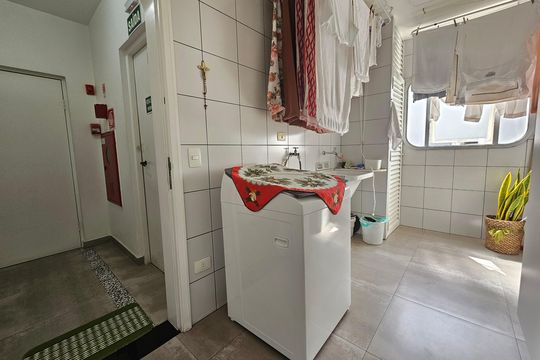 Apartamento com 3 quartos, piscina no condomínio e pode ter animais. Ideal para comprar. — Área de Serviço