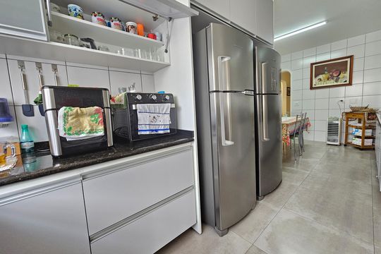 Apartamento com 3 quartos, piscina no condomínio e pode ter animais. Ideal para comprar. — Cozinha
