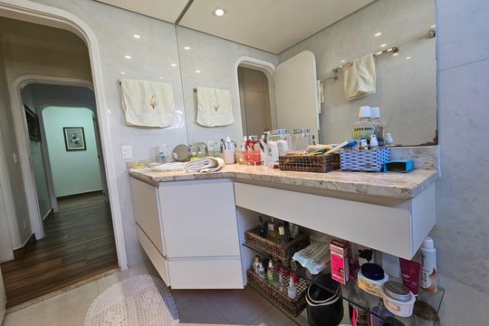 Apartamento com 3 quartos, piscina no condomínio e pode ter animais. Ideal para comprar. — Banheiro da Suíte 1