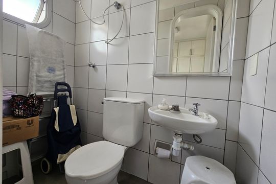 Apartamento com 3 quartos, piscina no condomínio e pode ter animais. Ideal para comprar. — Banheiro de serviço