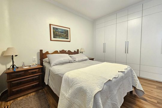 Apartamento com 3 quartos, piscina no condomínio e pode ter animais. Ideal para comprar. — Suíte 1