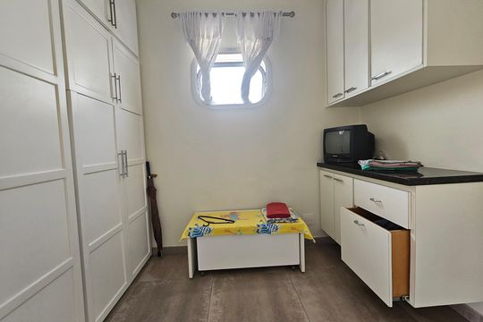 Apartamento com 3 quartos, piscina no condomínio e pode ter animais. Ideal para comprar. — Quarto de Serviço