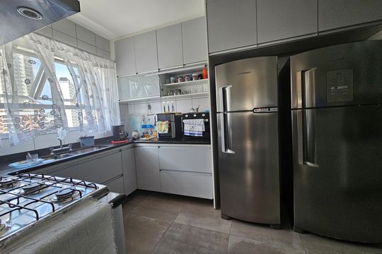 Apartamento com 3 quartos, piscina no condomínio e pode ter animais. Ideal para comprar. — Cozinha