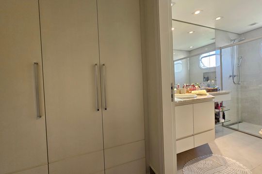 Apartamento com 3 quartos, piscina no condomínio e pode ter animais. Ideal para comprar. — Suíte 1