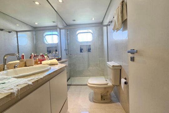 Apartamento com 3 quartos, piscina no condomínio e pode ter animais. Ideal para comprar. — Banheiro da Suíte 1