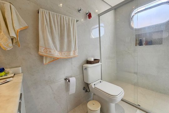 Apartamento com 3 quartos, piscina no condomínio e pode ter animais. Ideal para comprar. — Banheiro da Suíte 2