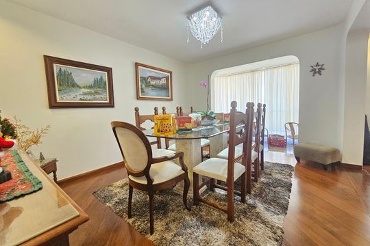 Apartamento com 3 quartos, piscina no condomínio e pode ter animais. Ideal para comprar. — Sala