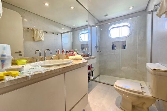 Apartamento com 3 quartos, piscina no condomínio e pode ter animais. Ideal para comprar. — Banheiro da Suíte 1