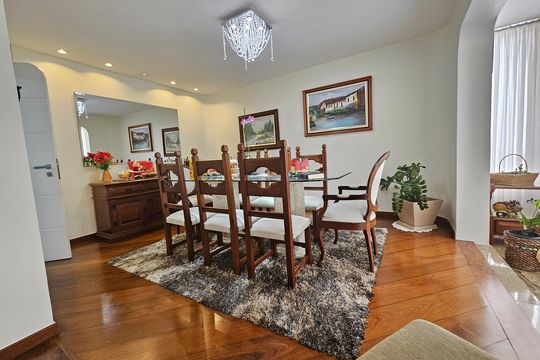 Apartamento com 3 quartos, piscina no condomínio e pode ter animais. Ideal para comprar. — Sala