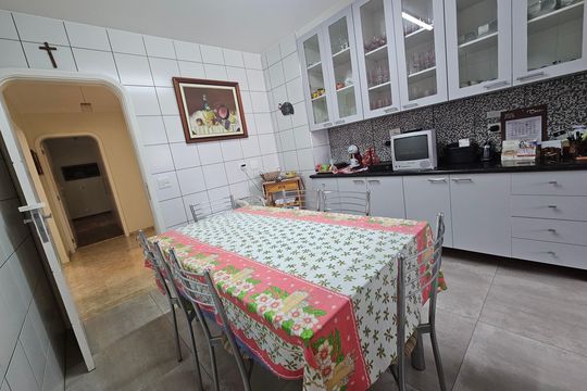 Apartamento com 3 quartos, piscina no condomínio e pode ter animais. Ideal para comprar. — Cozinha