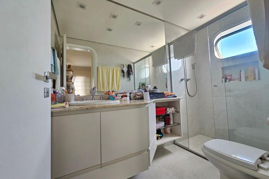 Apartamento com 3 quartos, piscina no condomínio e pode ter animais. Ideal para comprar. — Banheiro da Suíte 3