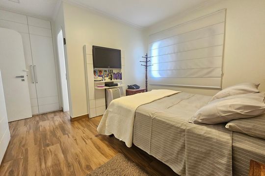 Apartamento com 3 quartos, piscina no condomínio e pode ter animais. Ideal para comprar. — Suíte 1